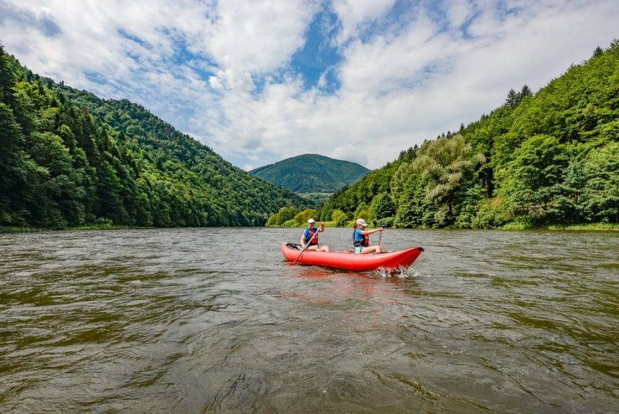 Pod Vrútkami se zelené údolí svírá a svahy nad řekou povážlivě narostly. / F: Jan Hocek