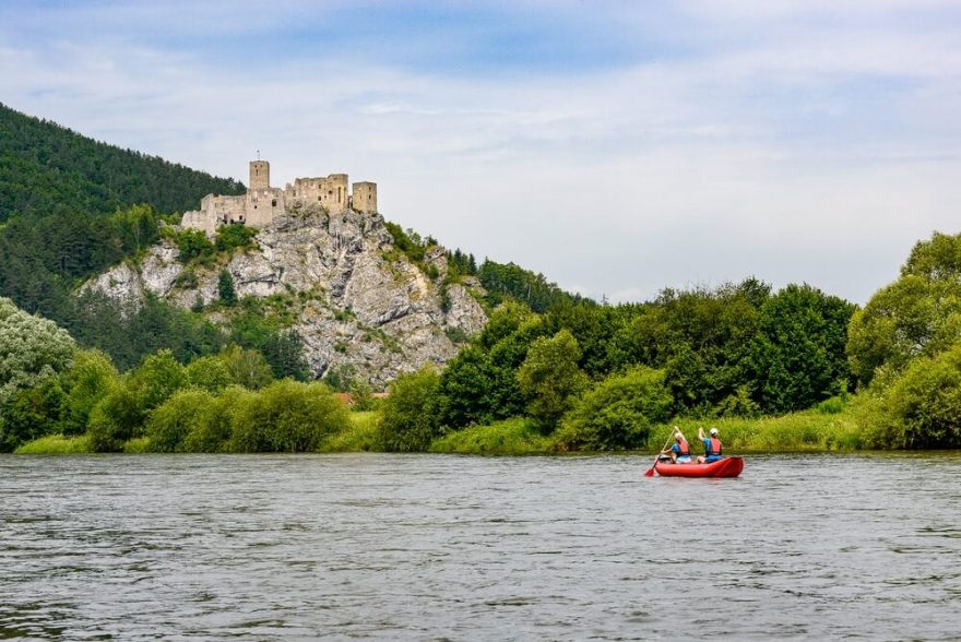 Hrad Strečno stojí na skalním ostrohu přímo nad Váhem / F: Jan Hocek