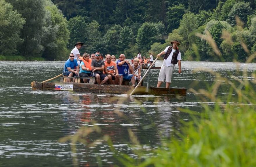 Kdo si na vlastní plavbu netroufne, může se svézt s místními pltníky / F: Jan Hocek