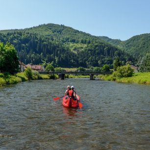 Proplouváme lázeňskou obcí Brusno, je to jediná civilizace, kterou na úseku z Nemecké do Šálkové spatříme.